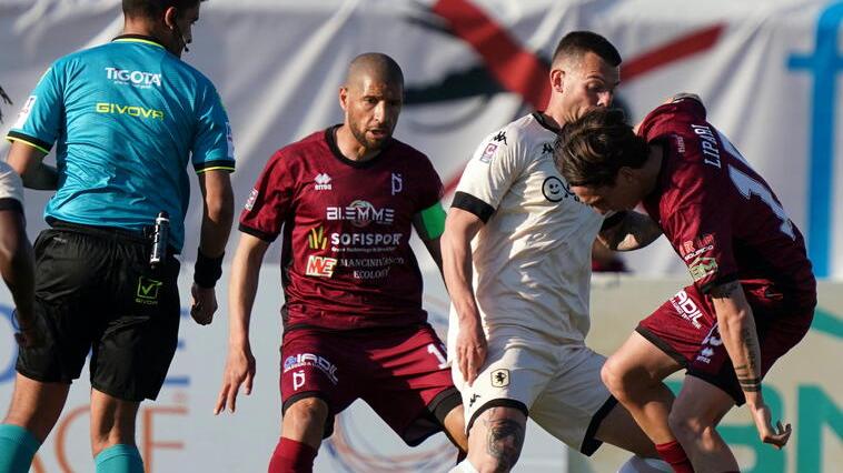 Lucchese, il bonifico non è arrivato. Ora la squadra deve decidere: due le strade