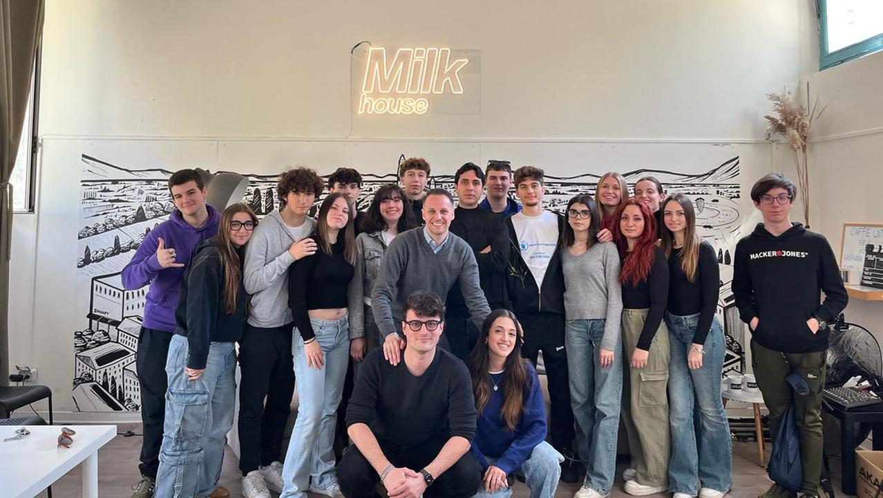 Gli studenti del Sigonio nella sede di Milk