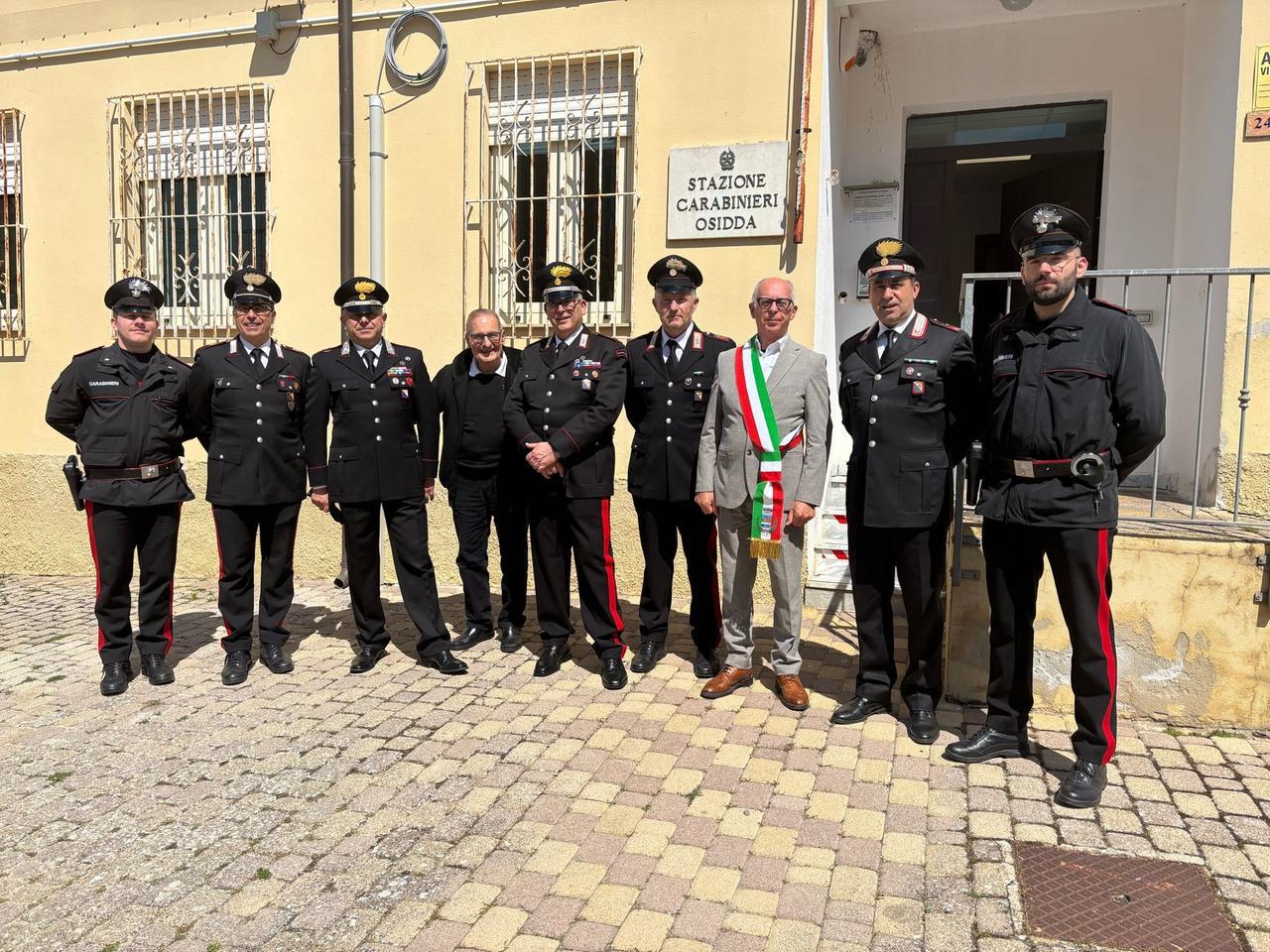 
	Il maresciallo Mura in compagnia dei colleghi, del parroco e del sindaco di Osidda

