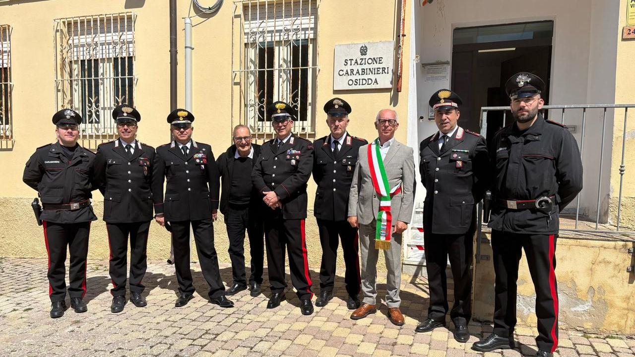 Il maresciallo Mura in compagnia dei colleghi, del parroco e del sindaco di Osidda
