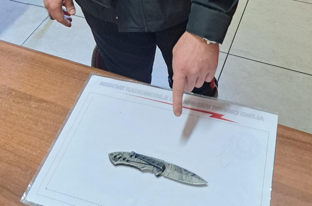 Reggio Emilia, sempre più persone armate: due giovani fermati con coltelli, uno nascosto nella scarpa