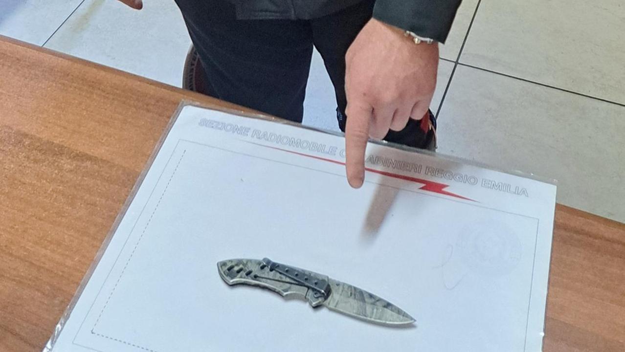 Reggio Emilia, sempre più persone armate: due giovani fermati con coltelli, uno nascosto nella scarpa