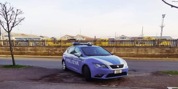 Via Turri, sorpresi su un furgone rubato con soldi, sigarette e Gratta & Vinci