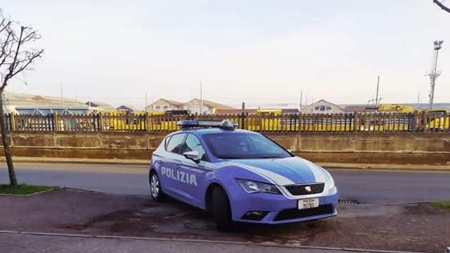 Via Turri, sorpresi su un furgone rubato con soldi, sigarette e Gratta & Vinci