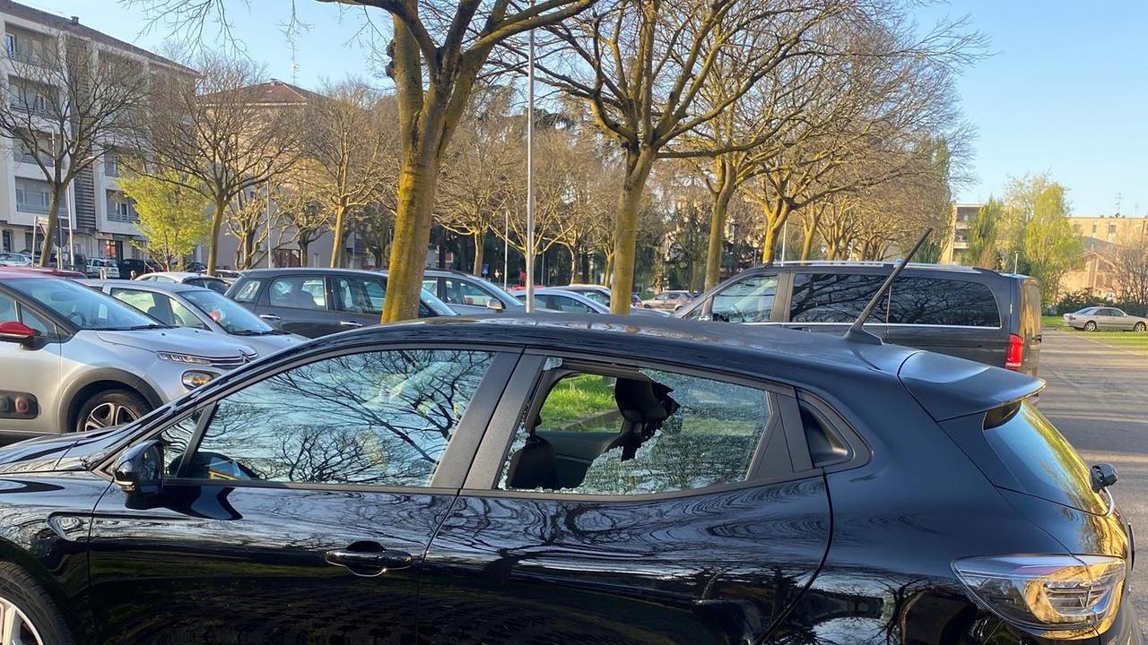 Ancora emergenza finestrini rotti: colpite altre auto in via Cecati