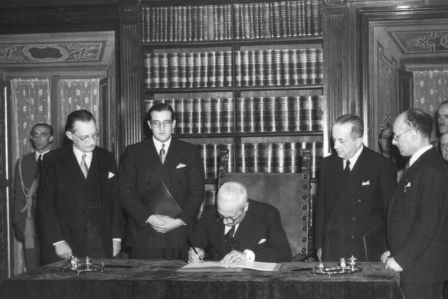 
	Il momento della firma della Costituzione italiana

