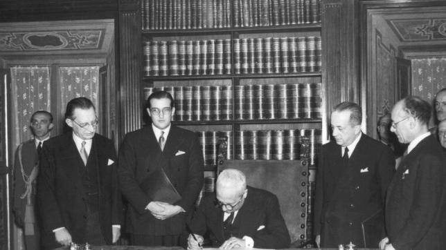 Il momento della firma della Costituzione italiana