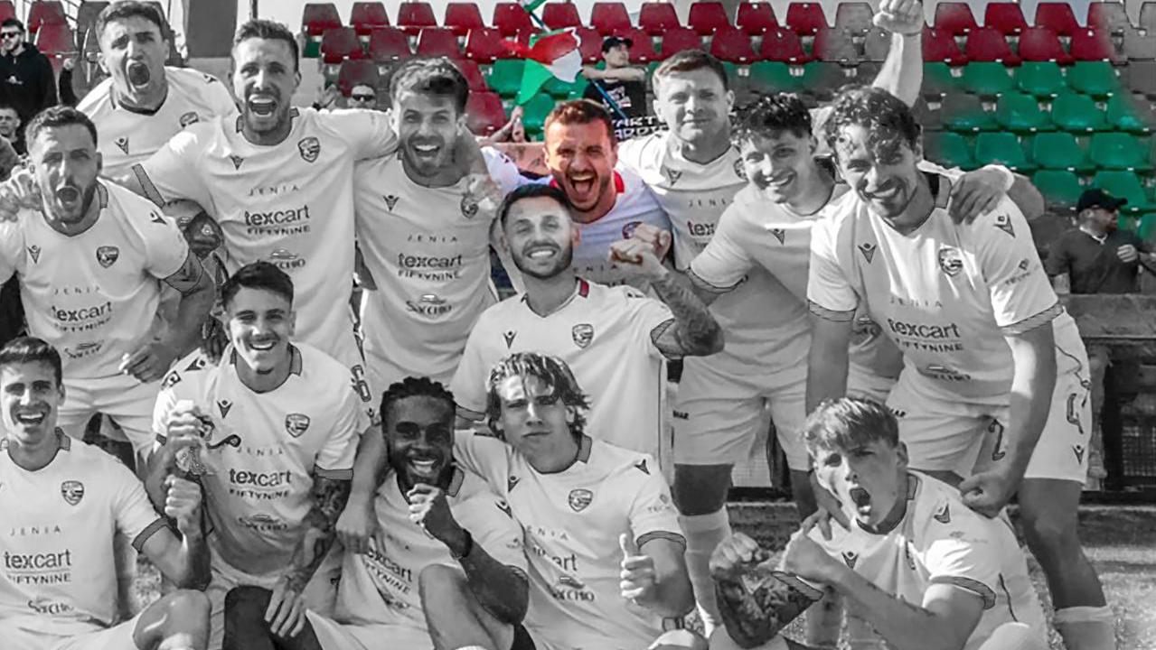 Federico Casarini al centro dopo il match di Terni