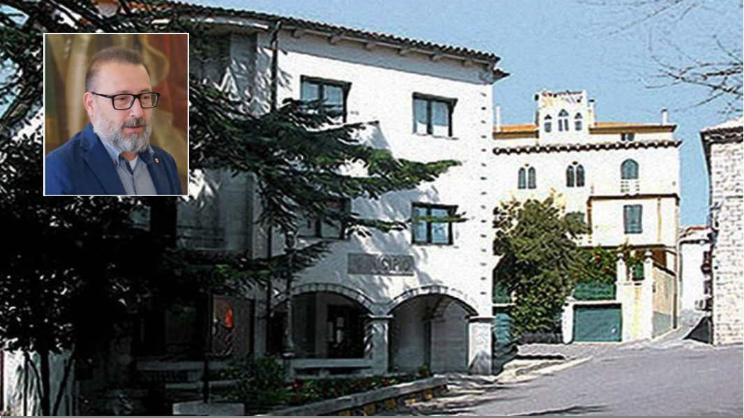 Il municipio di Luras e nel riquadro il sindaco sfiduciato Mauro Azzena