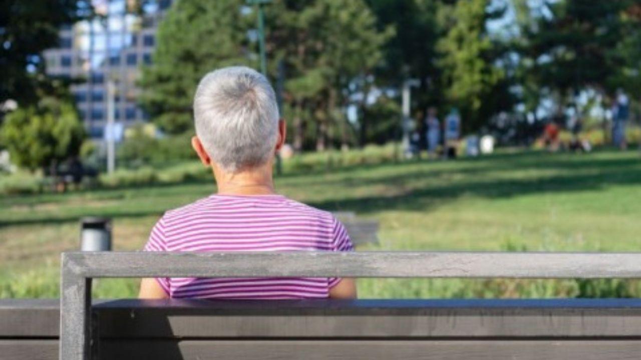 
	Un'anziana in un parco (foto di repertorio)

