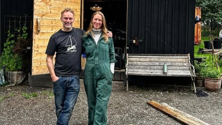 Chiudono il rifugio eco-chic per animali e fuggono lasciando 158 barili pieni di feci