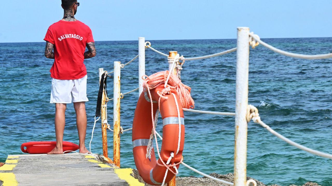 Un bagnino al lavoro