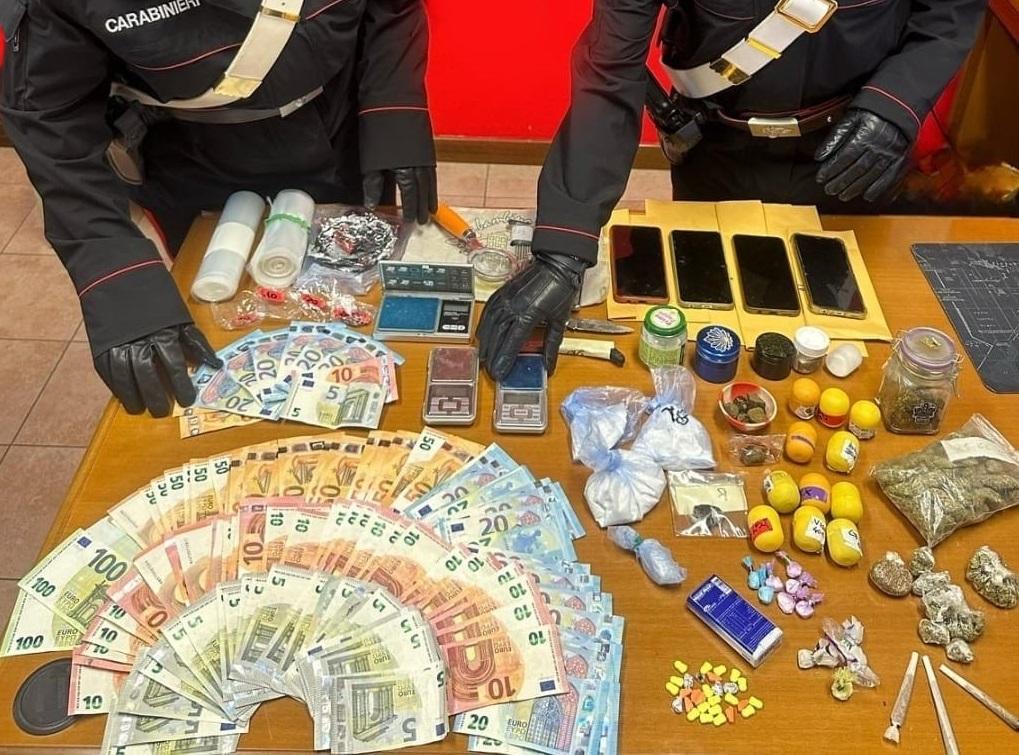 Market della droga in casa. Madre in carcere e obbligo di firma per il figlio