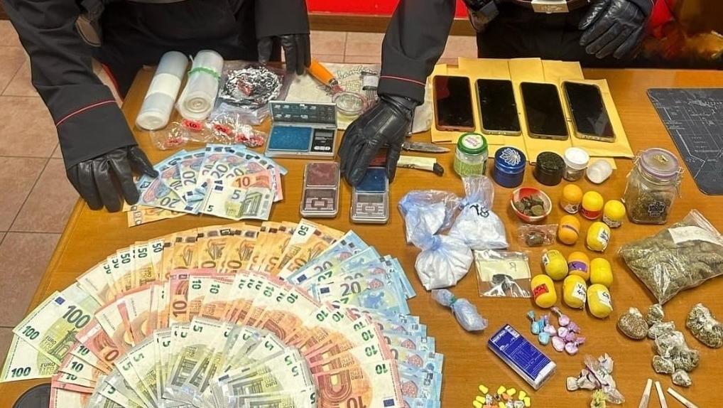 Market della droga in casa. Madre in carcere e obbligo di firma per il figlio