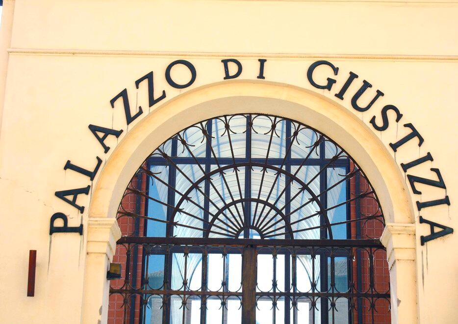 Anziano di 85 anni picchia la motociclista con una barra di ferro