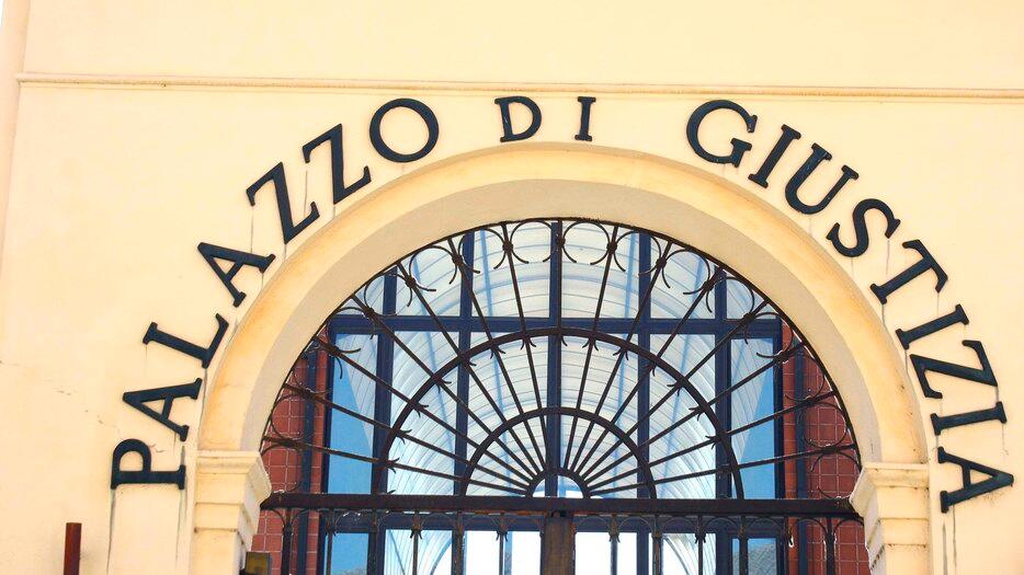 Anziano di 85 anni picchia la motociclista con una barra di ferro