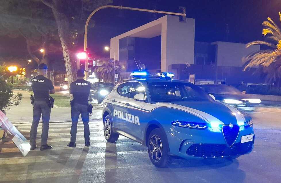 
	I controlli della polizia nella zona della movida a Marina di Carrara (foto d'archivio)

