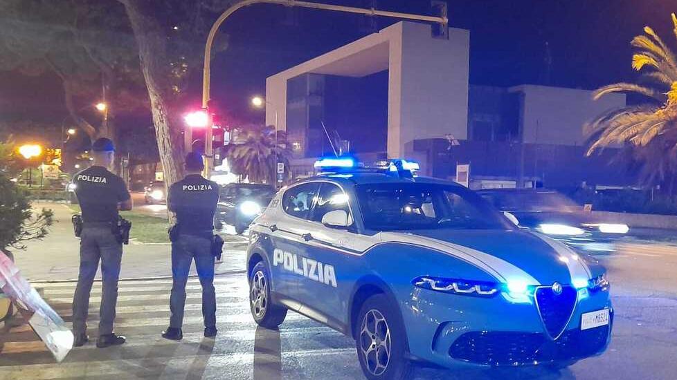 I controlli della polizia nella zona della movida a Marina di Carrara (foto d'archivio)