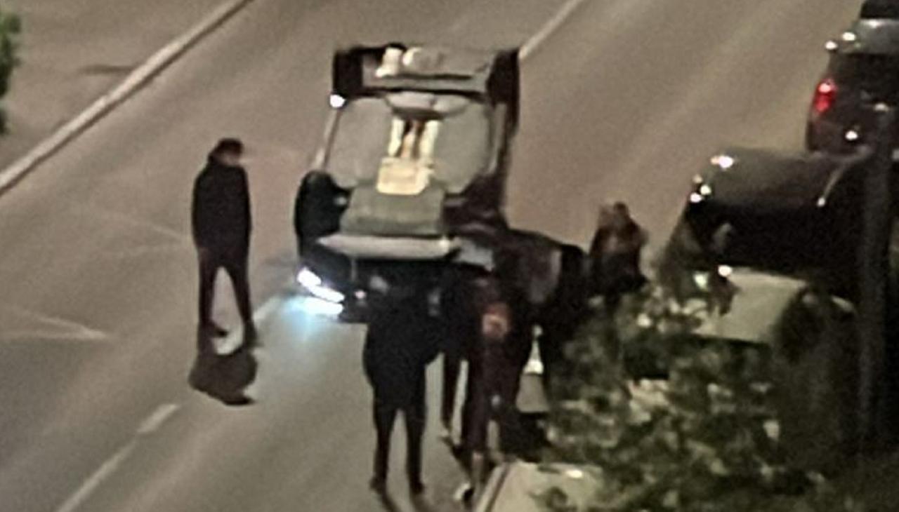 Livorno, si ribalta con l’auto lungo viale della Libertà: 36enne ferito