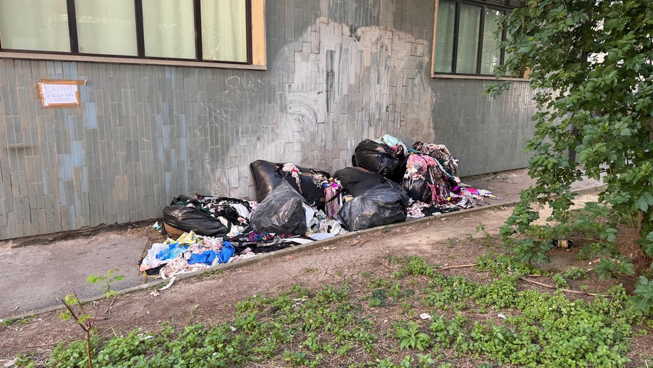Il cumulo di sacchi neri con gli scarti tessili in via Baldinucci
