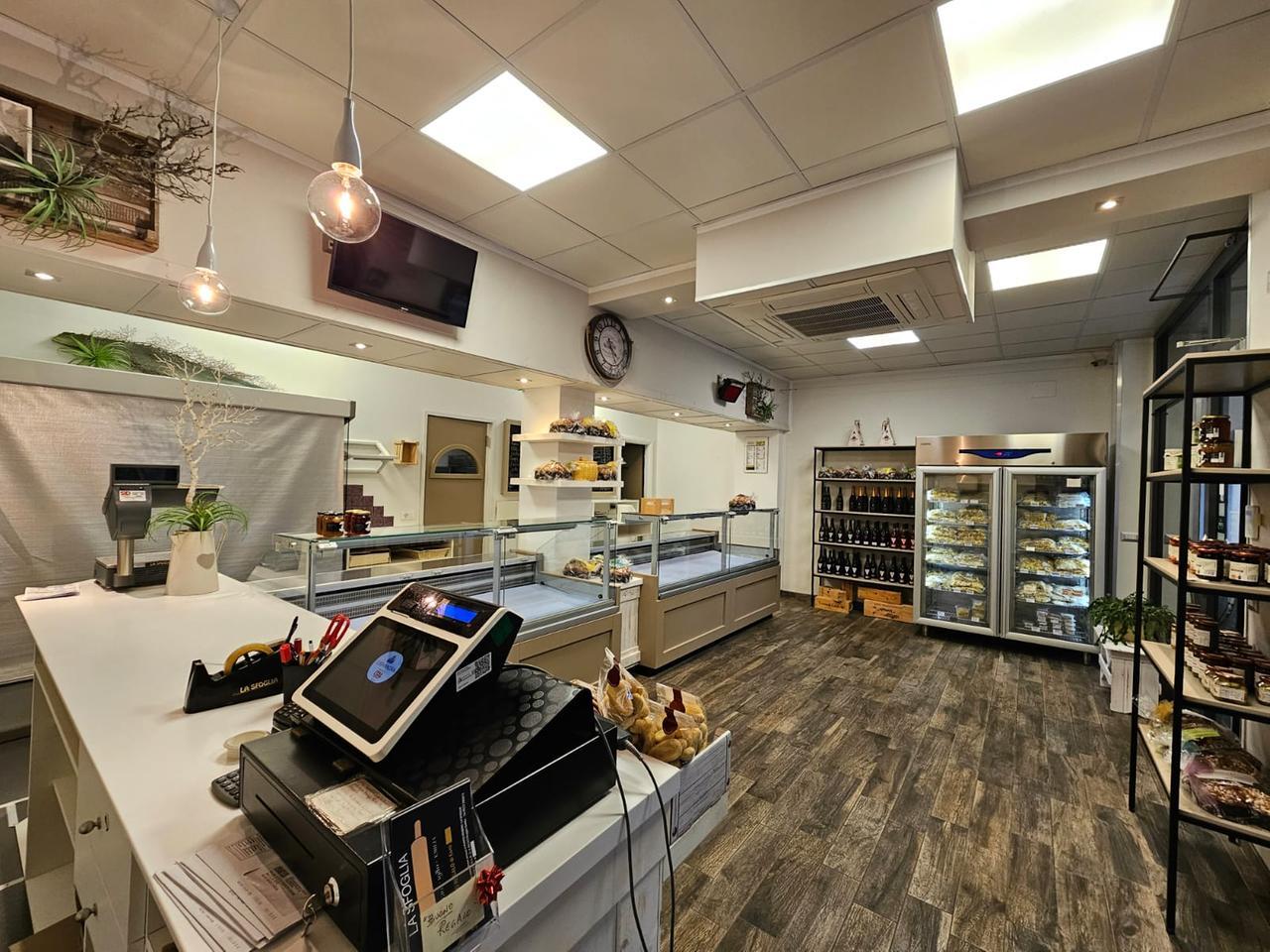 A 15 anni tenta la rapina in un negozio: un cliente lo blocca. La madre poi si scusa