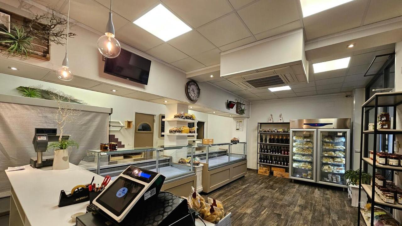 A 15 anni tenta la rapina in un negozio: un cliente lo blocca. La madre poi si scusa