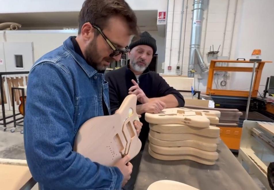 
	Cesare Cremonini durante la visita alla &ldquo;Paoletti Guitars&rdquo;

