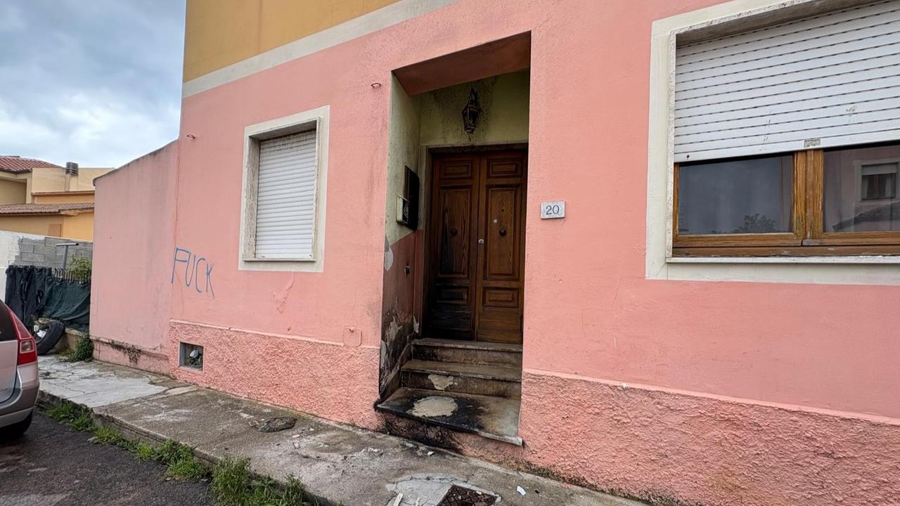 Olbia, attentato incendiario all’alba: presa di mira un’abitazione