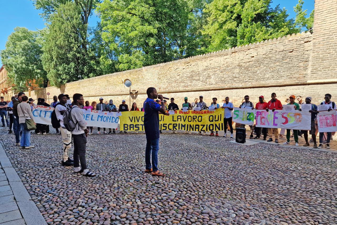 Cittadini del Mondo grida allo sfratto: “Il Comune di Ferrara vuole la nostra sede”