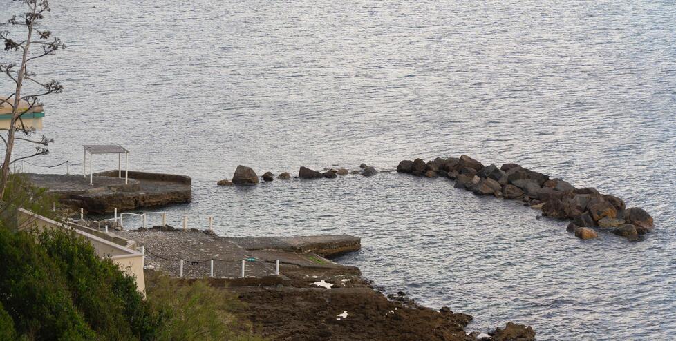 
	Una veduta della scogliera abusiva di fronte all&rsquo;hotel Esperia (foto Lorenzo Manzini)

