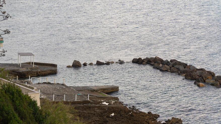 Una veduta della scogliera abusiva di fronte all’hotel Esperia (foto Lorenzo Manzini)