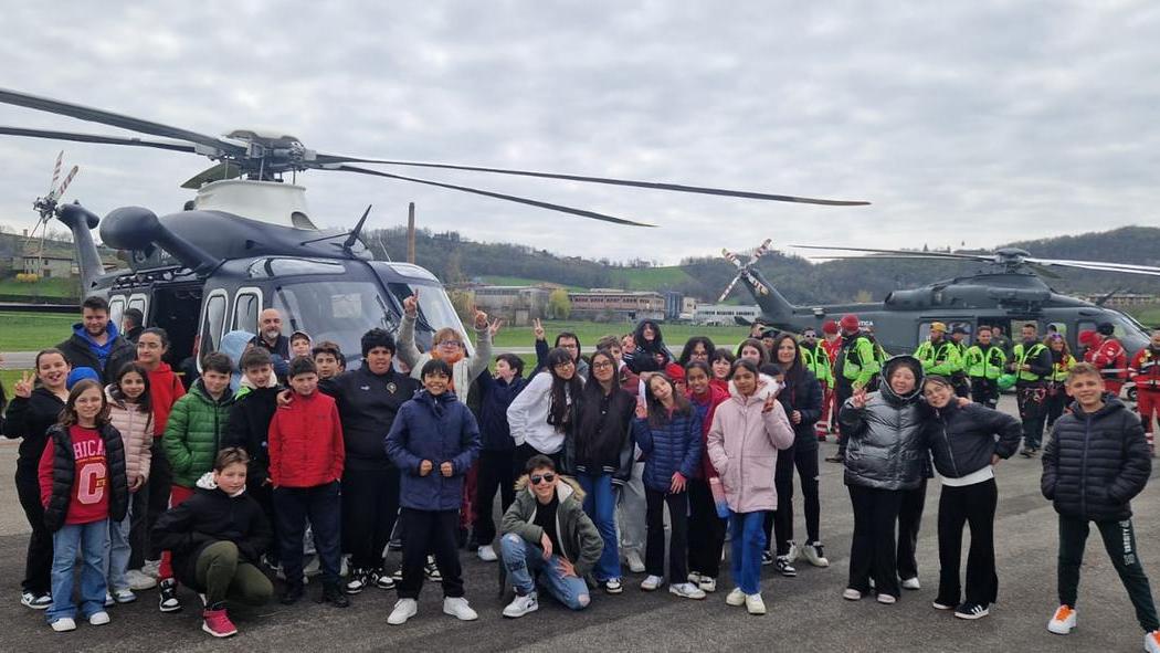 Gli studenti al'aeroporto Paolucci