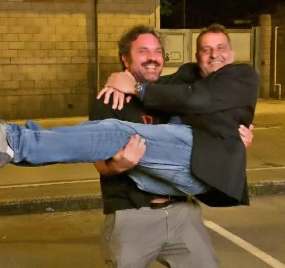 Pescia, il menestrello e l’ex sindaco. Un sodalizio tra musica e ironia