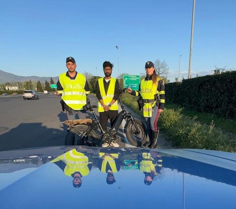 
	Gli agenti della Stradale col giovane ciclista

