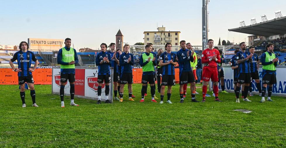 I giocatori sotto la curva (foto Stick)