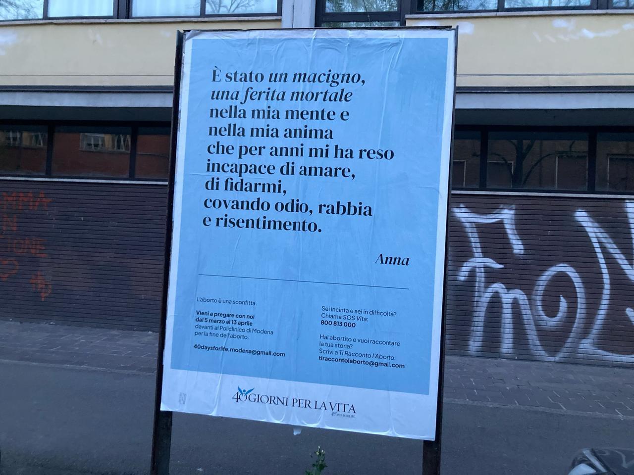 Cartelloni in città con messaggi anti-aborto, la protesta: «Adesso basta, le donne siano libere»