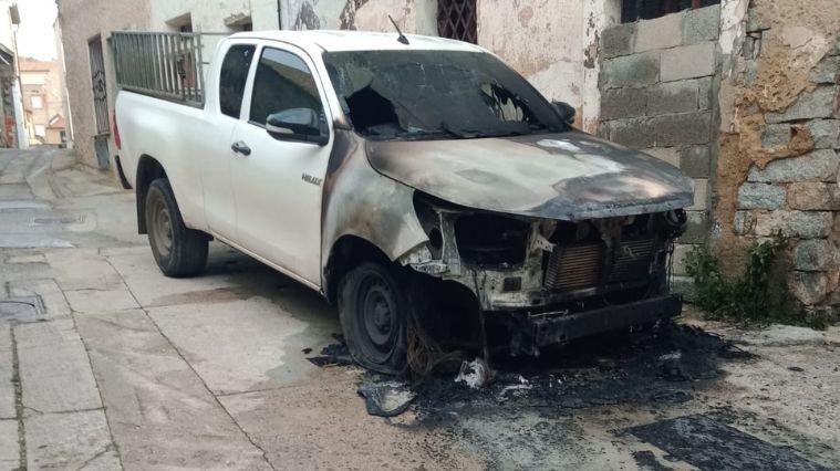 
	L'auto bruciata nella notte

