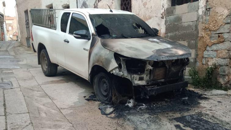 L'auto bruciata nella notte