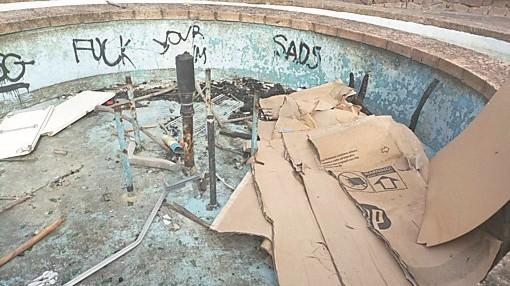 Sassari, la denuncia: topi e rifiuti nella piazza di Latte Dolce