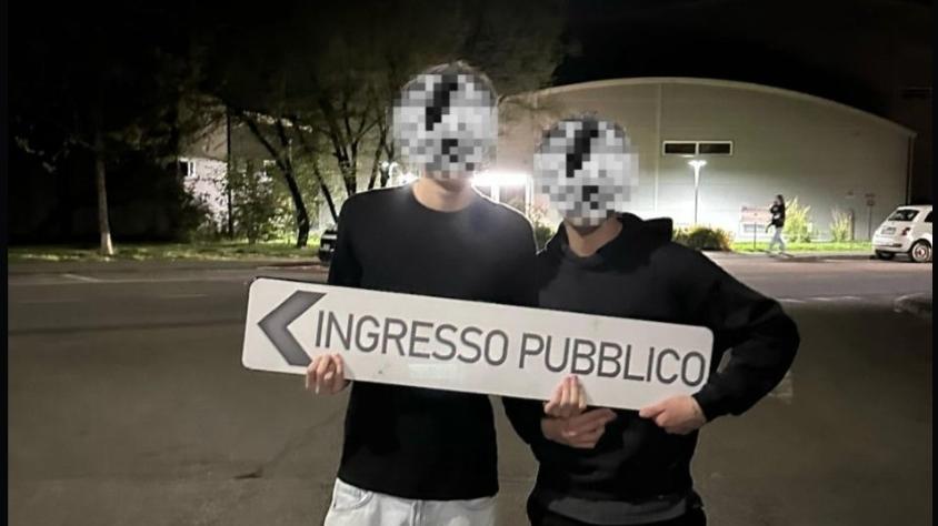Una foto dei vandali sui social