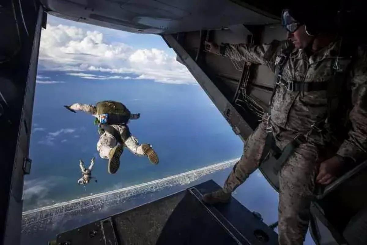 Dentro la vita di un paracadutista: il racconto di un protagonista e di una figlia, orgogliosa del padre