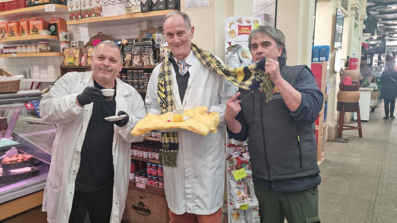 
	Graziano Pini, al centro, nei panni di cameriere

