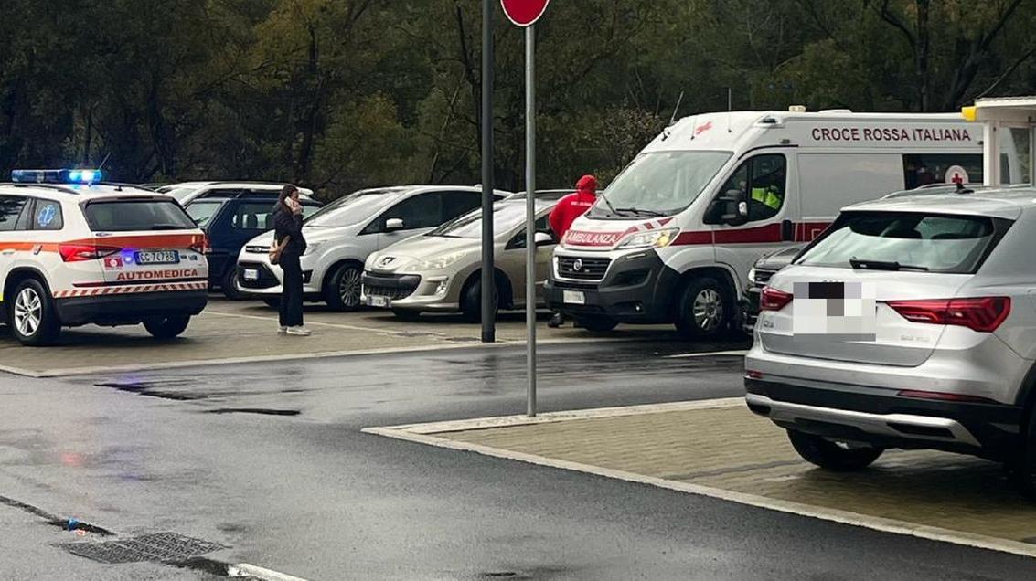 I soccorsi purtroppo rilevatisi inutili fuori dalla Conad