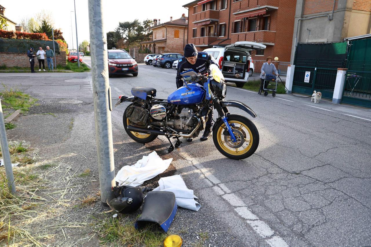 Scontro con un’auto e si schianta sul palo della luce, grave un motociclista a Ferrara