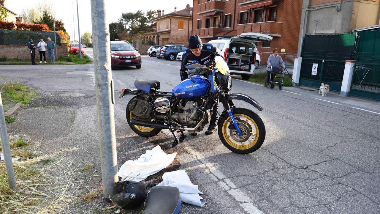 Scontro con un’auto e si schianta sul palo della luce, grave un motociclista a Ferrara