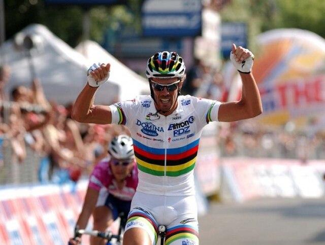 Lucca, l'ex campione Mario Cipollini contestato in Puglia