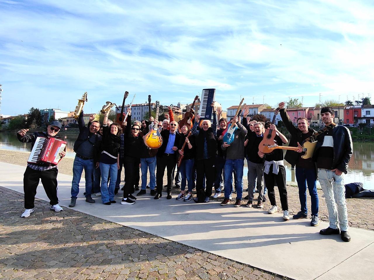 Lettera minatoria al sindaco Fabbri. In Darsena scatta il flash mob musicale