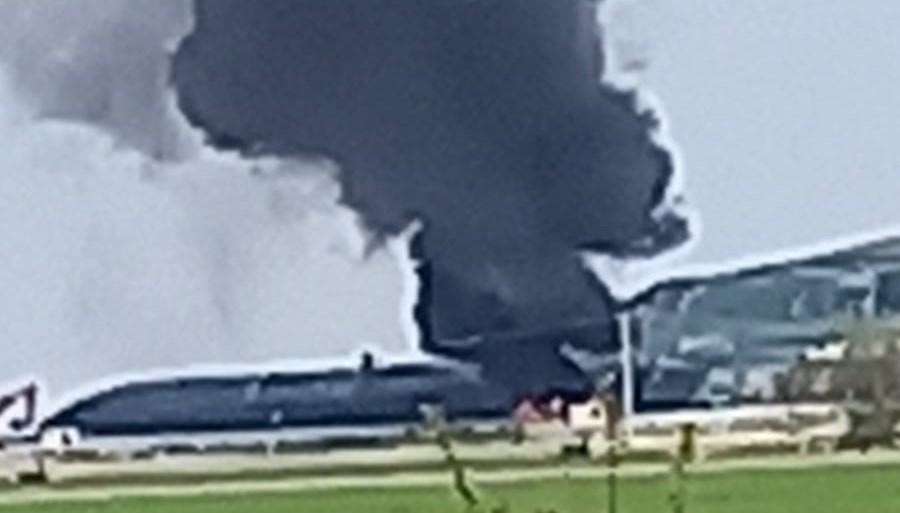 La nube nera generata dall'incendio