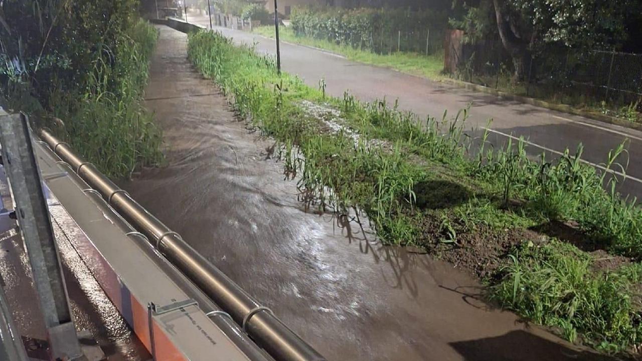 Il fosso degli Alzi lungo via Fattori, a Marina di Campo