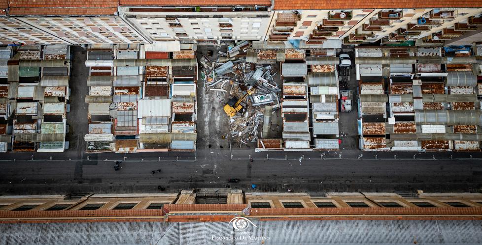 
	Una veduta dell&rsquo;area mercatale di piazza Buontalenti durante l&rsquo;intervento di demolizione&nbsp;(foto Studio De Martino)

